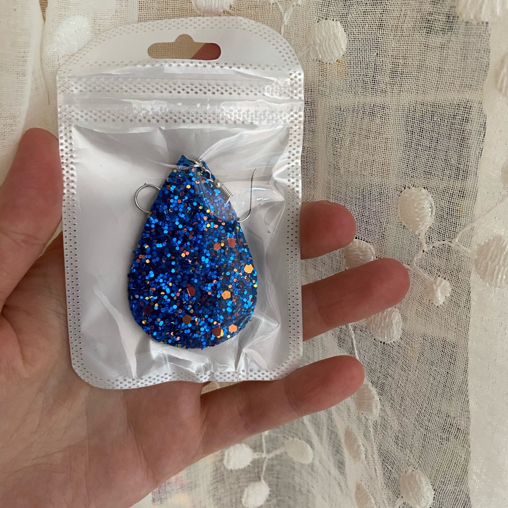 Glitter teardrop blue leather earrings - Picture 4 of 4